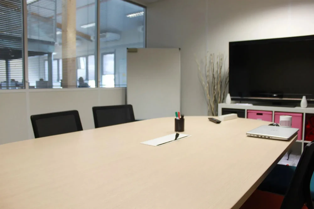 Open Space - 69009 - 8 postes - 220€