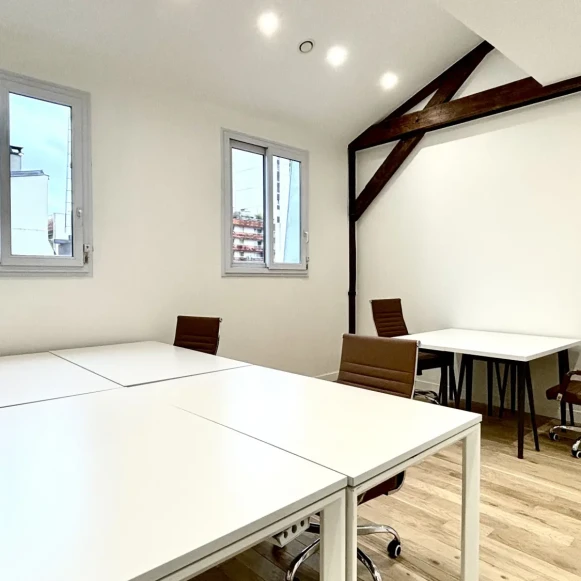 Bureau privé 30 m² 6 postes Coworking Rue Bichat Paris 75010 - photo 2