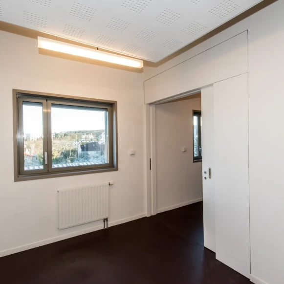 Bureau privé 12 m² 3 postes Location bureau Place de Touraine Versailles 78000 - photo 1