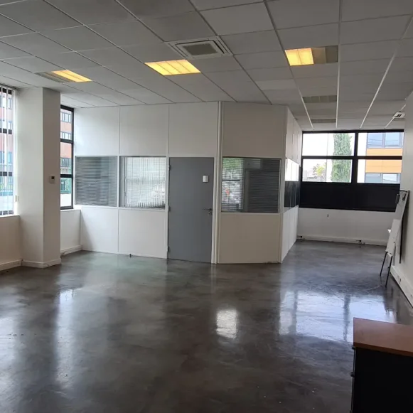 Bureau privé 125 m² 26 postes Location bureau Square Benjamin Franklin Montigny-le-Bretonneux 78180 - photo 6