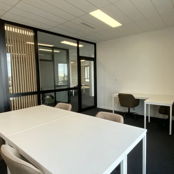 Bureau privé 19 m² 4 postes Coworking Rue Ferdinand Buisson Bègles 33130 - photo 1