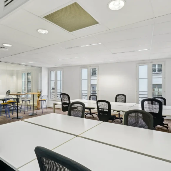 Espace indépendant 80 m² 16 postes Location bureau Rue Saint-Marc Paris 75002 - photo 3