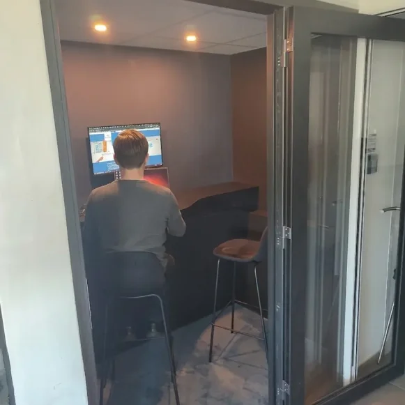 Open Space  8 postes Coworking Rue Topaze Éguilles 13510 - photo 5