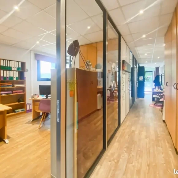 Bureau privé 9 m² 3 postes Location bureau Rue Paul-Belmondo Paris 75012 - photo 2