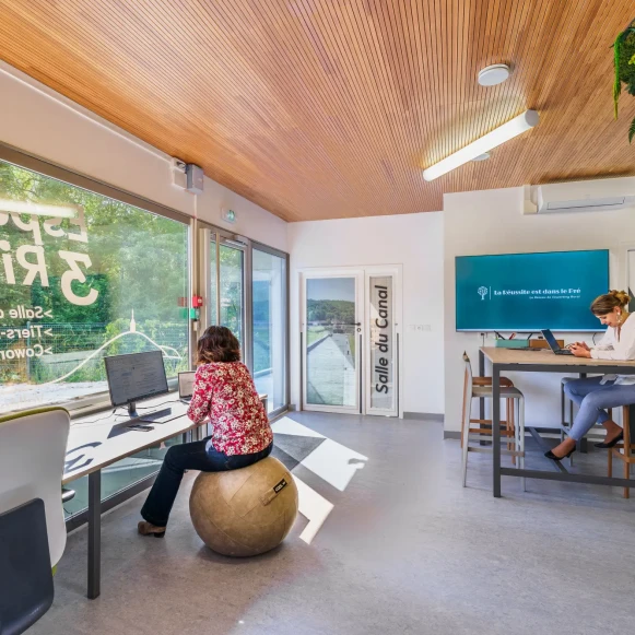 Open Space  4 postes Location bureau Place Osburg Velars-sur-Ouche 21370 - photo 1