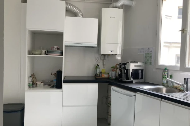 Open Space - 75008 - 1 poste - 400€