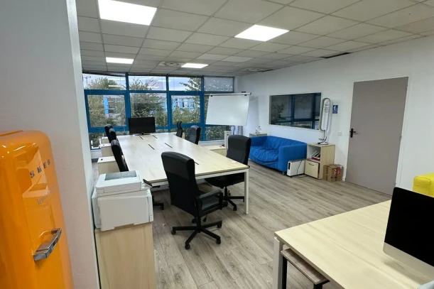 Open Space - 94800 - 8 postes - 200€