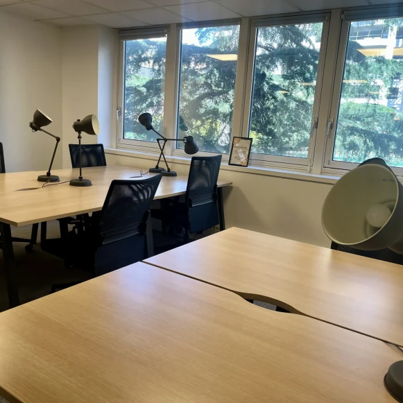 Bureau privé 21 m² 6 postes Coworking Rue des Bateliers Clichy 92110 - photo 1