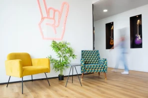 Bureau privé - 06200 - 8 postes - 2680€