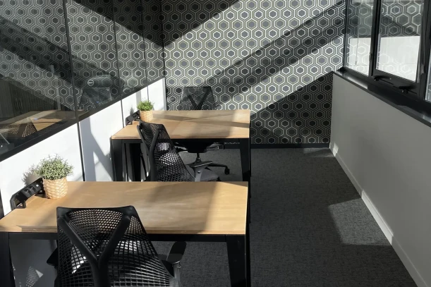 Bureau privé - 33185 - 3 postes - 1055€