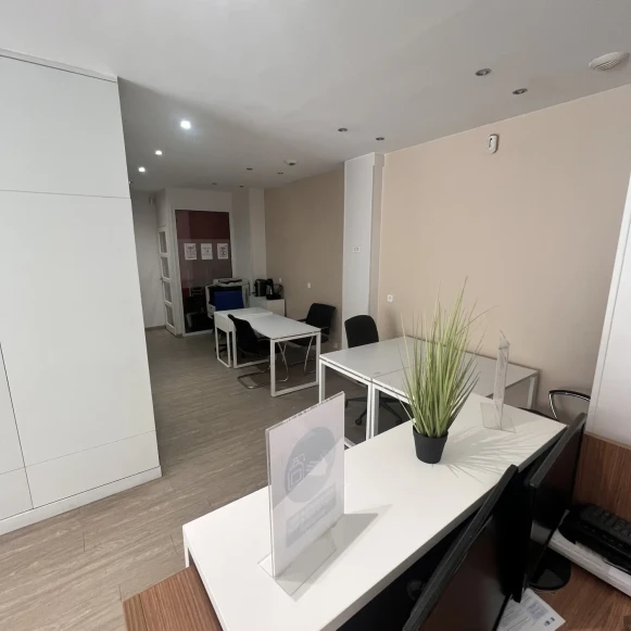 Bureau privé 14 m² 4 postes Location bureau Rue des Colonels Renard Paris 75017 - photo 3