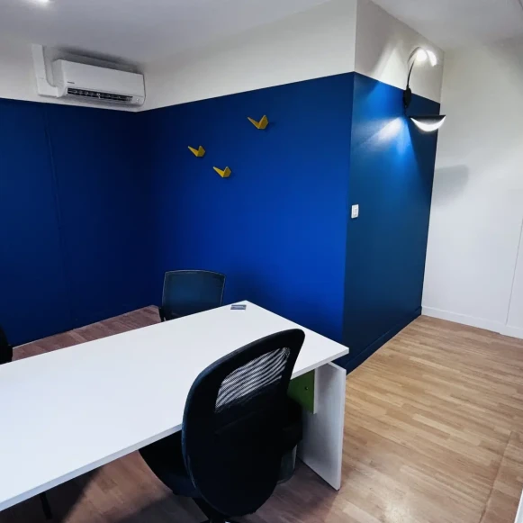 Bureau privé 13 m² 3 postes Location bureau Impasse Ampère La Roche-sur-Yon 85000 - photo 1