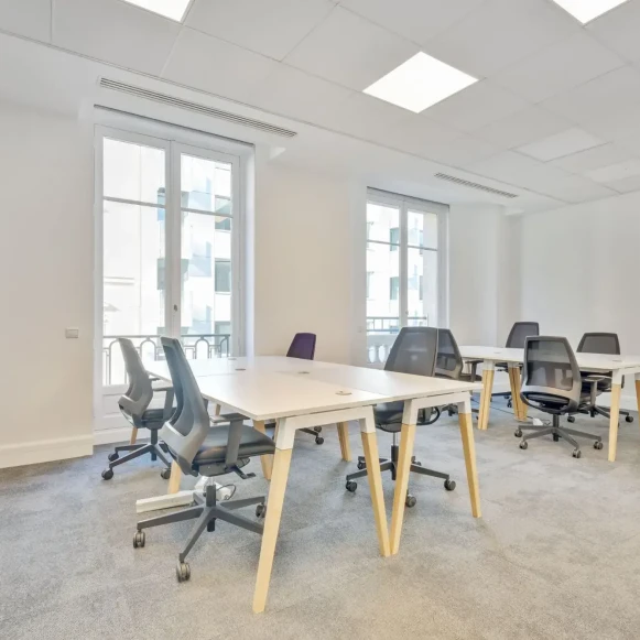 Bureau privé 40 m² 10 postes Location bureau Rue de Londres Paris 75009 - photo 1