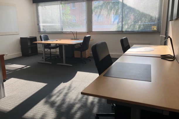 Bureau privé - 92500 - 4 postes - 1070€