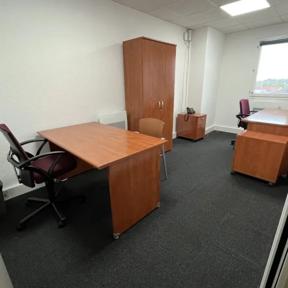 Bureau privé 12 m² 3 postes Coworking Avenue Berthelot Lyon 69008 - photo 1