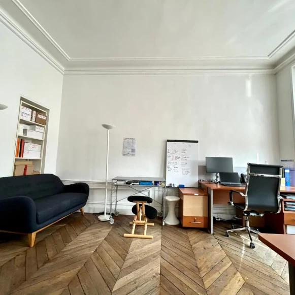 Bureau privé 24 m² 3 postes Coworking Rue Saint-Antoine Paris 75004 - photo 3