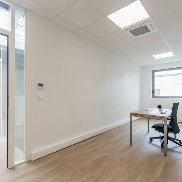 Bureau privé 18 m² 3 postes Coworking Avenue Christian Doppler Bailly-Romainvilliers 77700 - photo 1