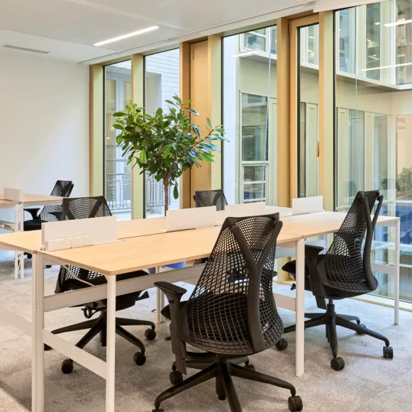 Bureau privé 19 m² 6 postes Coworking Rue Bayard Paris 75008 - photo 2