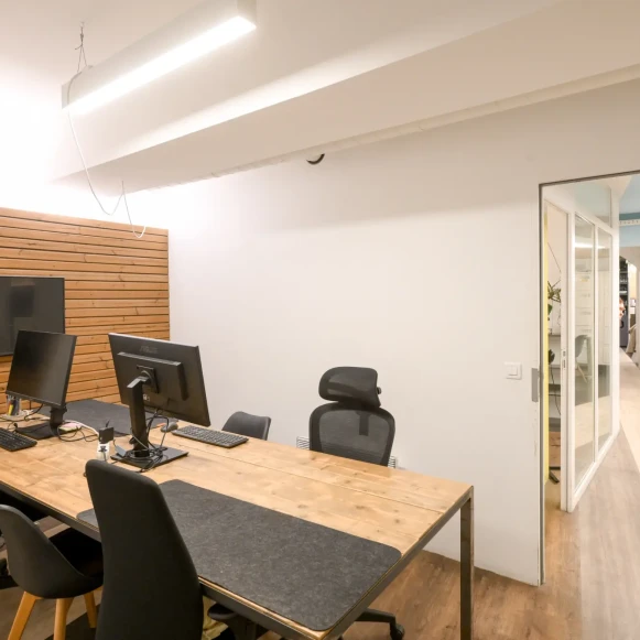 Bureau privé 12 m² 6 postes Coworking Rue du Cloître Saint-Merri Paris 75004 - photo 6