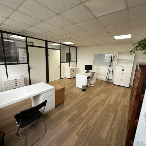 Bureau privé 27 m² 3 postes Coworking Square du Docteur Henri Laborit Compiègne 60200 - photo 3