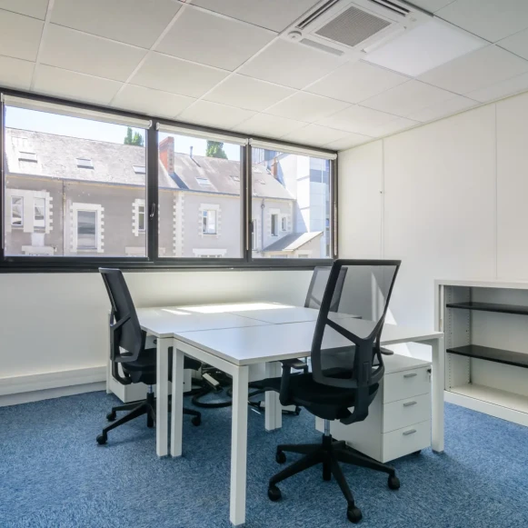 Bureau privé 15 m² 3 postes Coworking Rue Paul Bellamy Nantes 44000 - photo 1