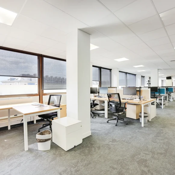 Bureau privé 53 m² 16 postes Coworking Rue Royale Saint-Cloud 92210 - photo 3