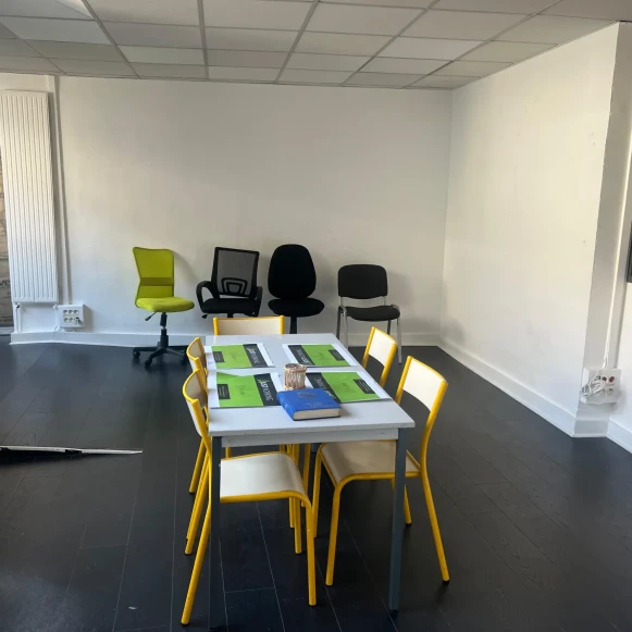 Bureau privé 25 m² 6 postes Coworking Rue Rabelais Montreuil 93100 - photo 1