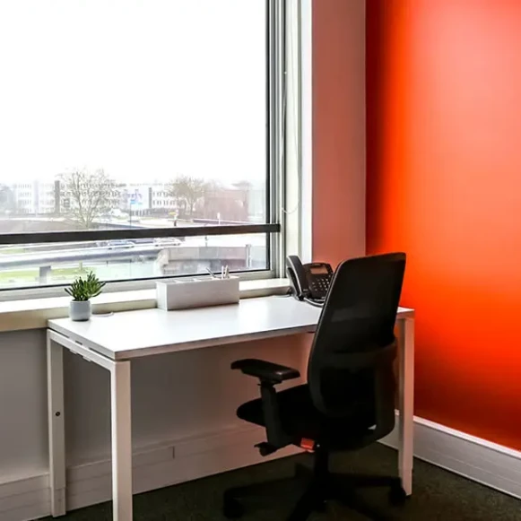 Bureau privé 12 m² 3 postes Coworking Rue George Stephenson Montigny-le-Bretonneux 78180 - photo 3