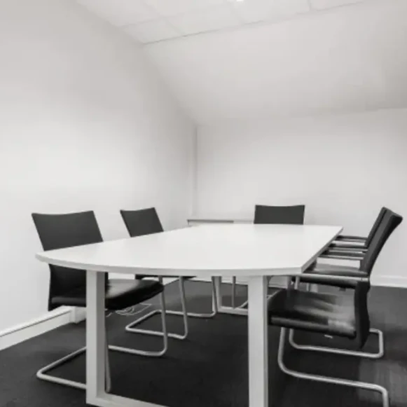 Bureau privé 10 m² 2 postes Coworking Place du Cornillon Saint-Denis 93200 - photo 1