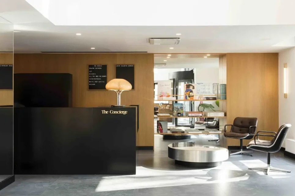 The bureau II - 16 Cours Albert 1er Paris 08