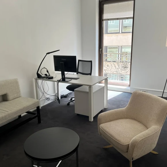 Bureau privé 18 m² 2 postes Location bureau Rue La Pérouse Paris 75016 - photo 1