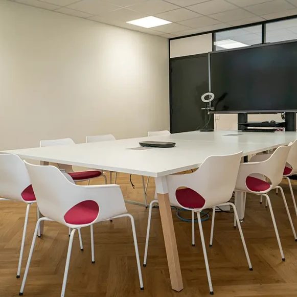 Bureau privé 18 m² 6 postes Coworking Avenue de Canteranne Pessac 33600 - photo 1