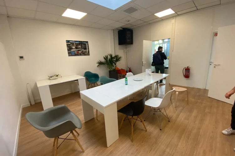 Espace indépendant - 92300 - 40 postes - 9500€