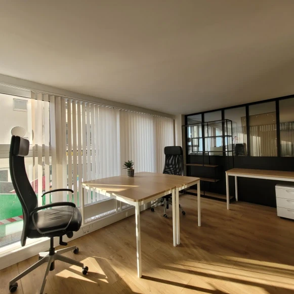 Bureau privé 14 m² 4 postes Location bureau Rue Henri Chevreau Paris 75020 - photo 1