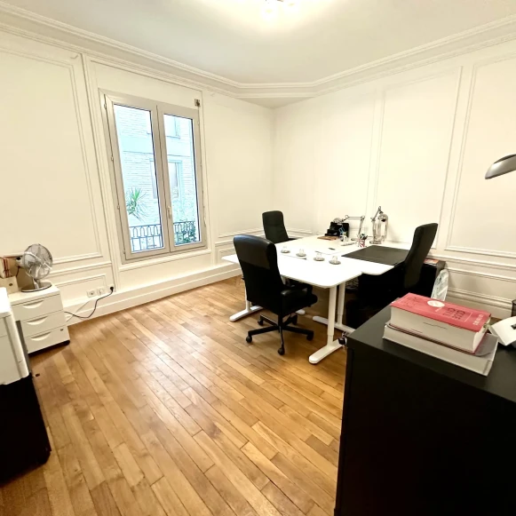 Bureau privé 18 m² 3 postes Coworking Rue des Perchamps Paris 75016 - photo 2