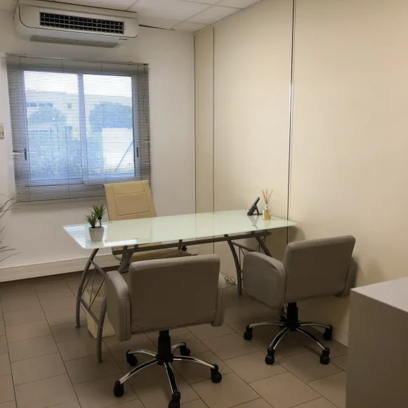 Bureau privé 15 m² 2 postes Location bureau Avenue de Bruxelles La Seyne-sur-Mer 83500 - photo 2