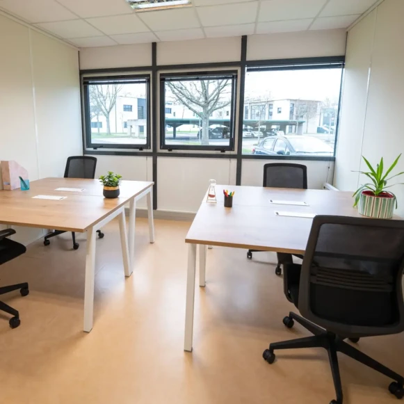 Bureau privé 18 m² 4 postes Coworking Avenue des Amethystes Nantes 44300 - photo 1