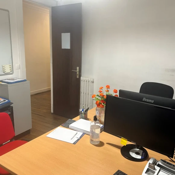 Bureau privé 12 m² 2 postes Location bureau Boulevard Voltaire Paris 75011 - photo 1