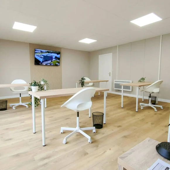 Bureau privé 32 m² 4 postes Coworking Rue du Dronckaert Roncq 59223 - photo 1