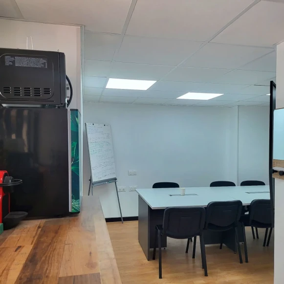 Bureau privé 75 m² 12 postes Coworking Chemin des Amaryllis Marseille 13012 - photo 5