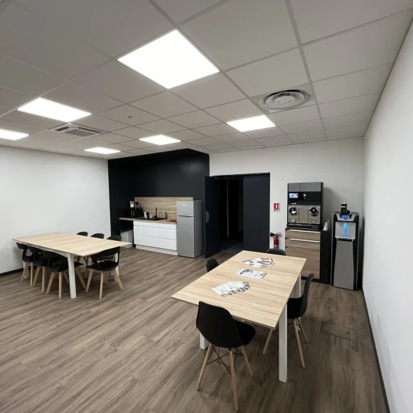 Bureau privé 22 m² 4 postes Coworking Boulevard de Valmy Roanne 42300 - photo 3