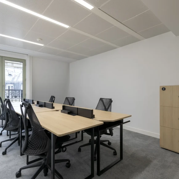 Bureau privé 19 m² 6 postes Coworking Rue du Général Foy Paris 75008 - photo 2