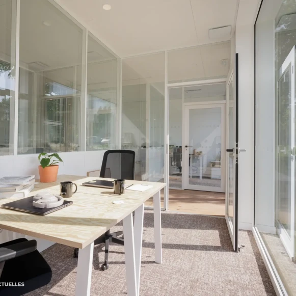 Bureau privé 10 m² 3 postes Coworking Rue Stephenson Montigny-le-Bretonneux 78180 - photo 2