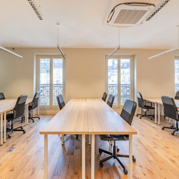 Bureau privé 50 m² 18 postes Location bureau Boulevard de Sébastopol Paris 75002 - photo 3