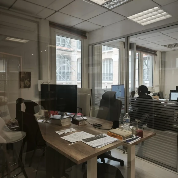 Bureau privé 15 m² 3 postes Location bureau Rue Saint-Lazare Paris 75009 - photo 1
