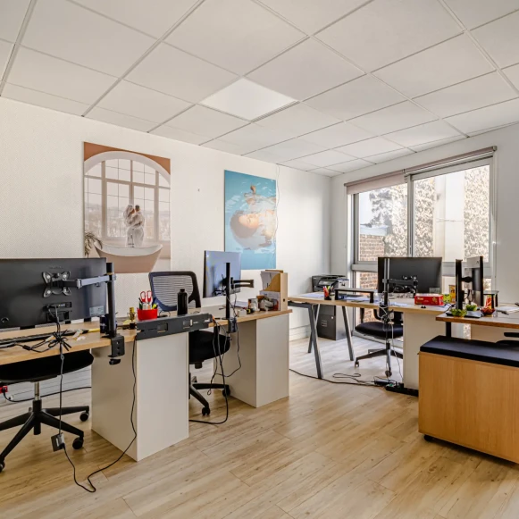 Bureau privé 24 m² 5 postes Coworking Rue de Rochechouart Paris 75009 - photo 1