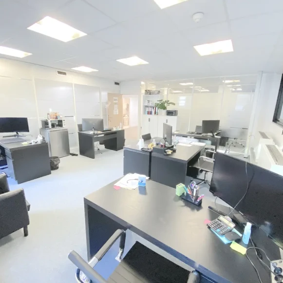 Bureau privé 35 m² 8 postes Location bureau Avenue du Maréchal de Lattre de Tassigny Boulogne-Billancourt 92100 - photo 4