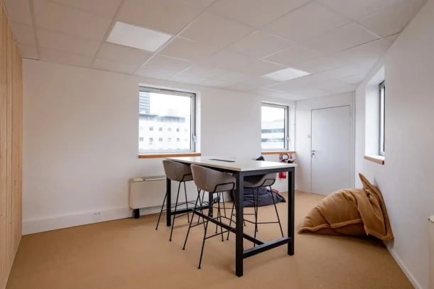Espace indépendant - 69003 - 27 postes - 8910€