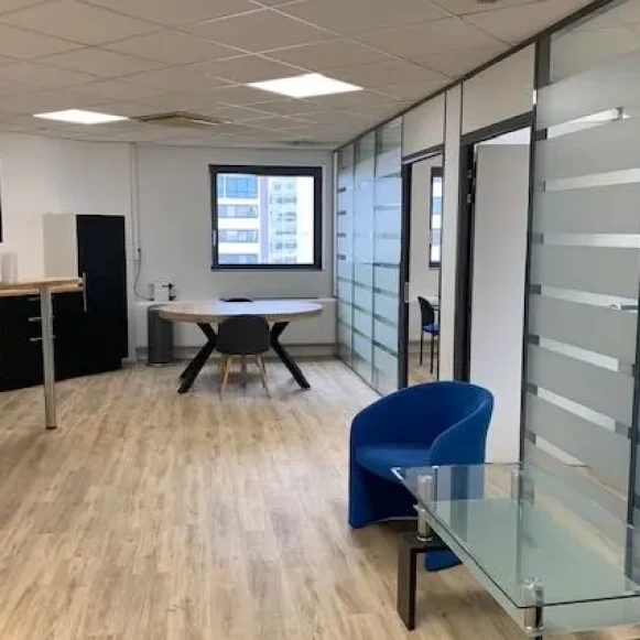 Bureau privé 15 m² 4 postes Location bureau Avenue Leclerc Lyon 69007 - photo 1