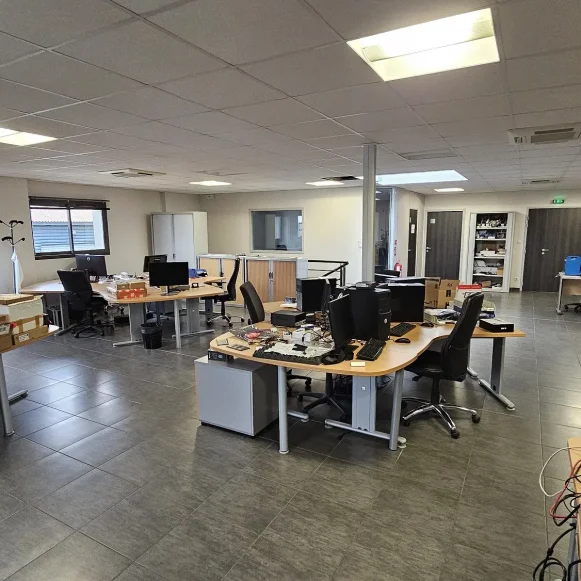 Bureau privé 30 m² 4 postes Coworking Rue André Marie Ampère Plaisance-du-Touch 31830 - photo 2